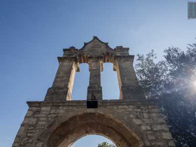 ...sormontato da un campanile a vela a due fornici...